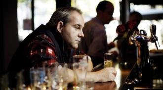 Homme au bar