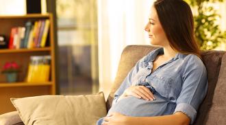 femme enceinte assise dans un canapé